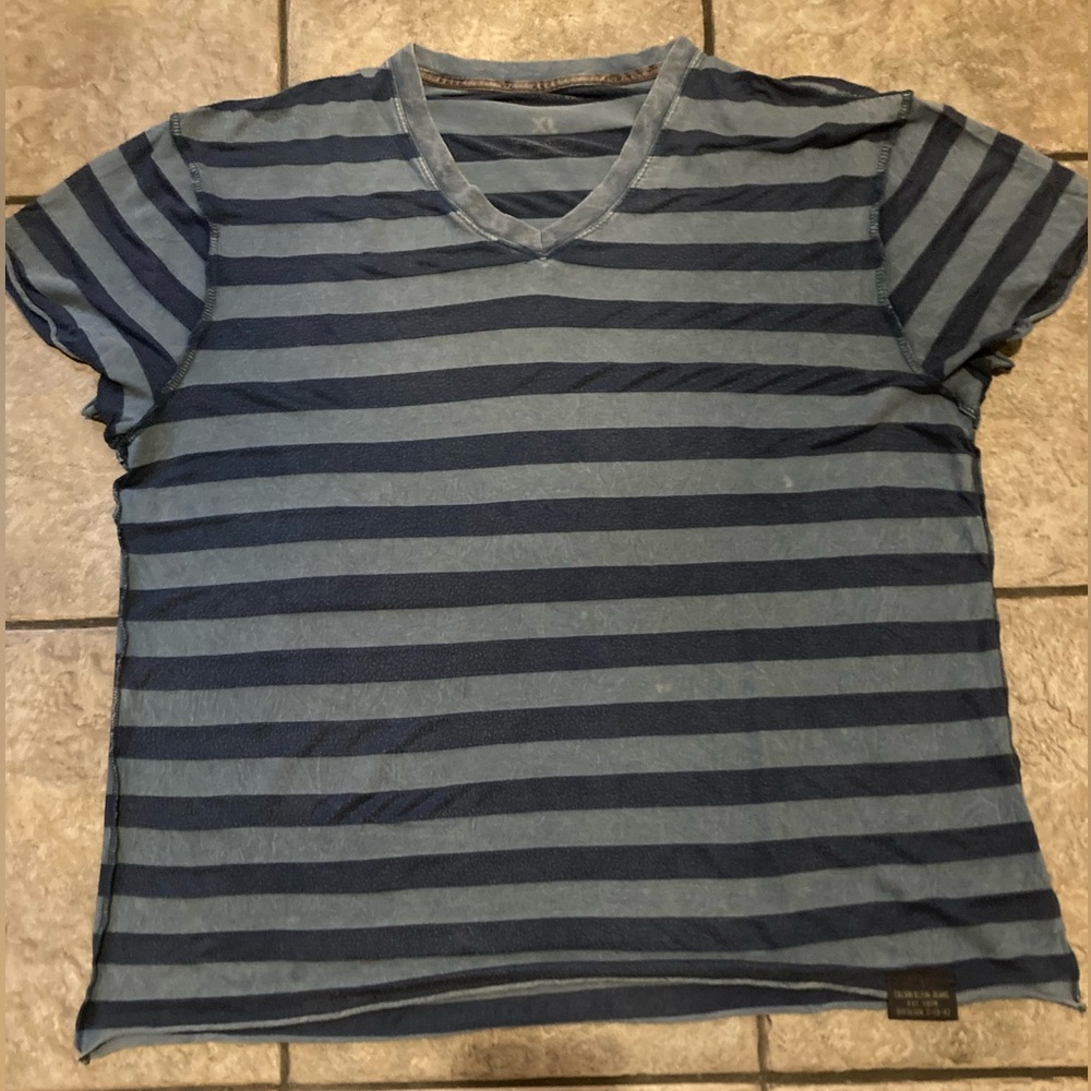 Calvin Klein V neck T shirt XL